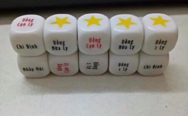 Trò chơi lắc xí ngầu uống bia.