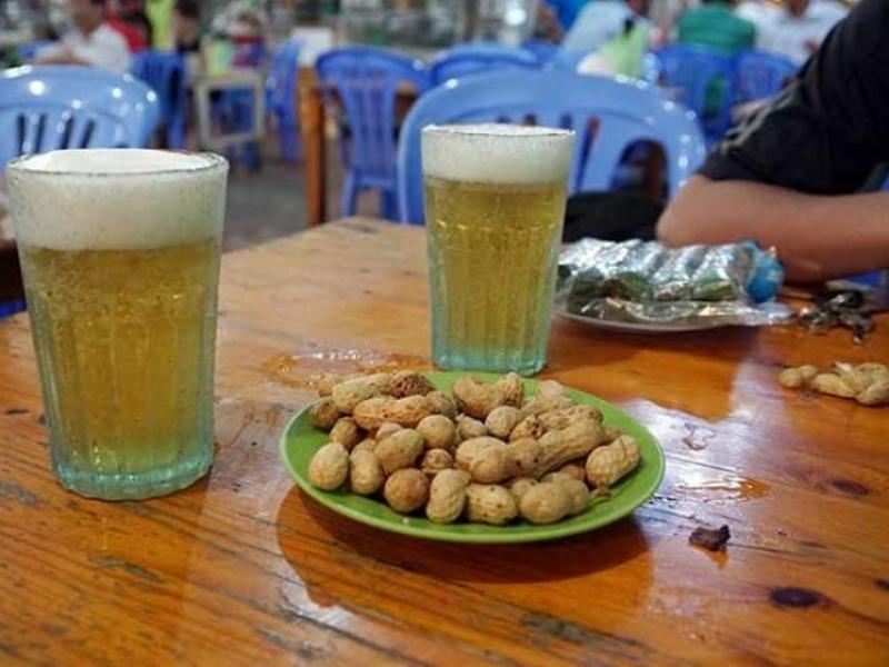Cách chơi xí ngầu uống bia bằng phương pháp chọn cốc phù hợp.